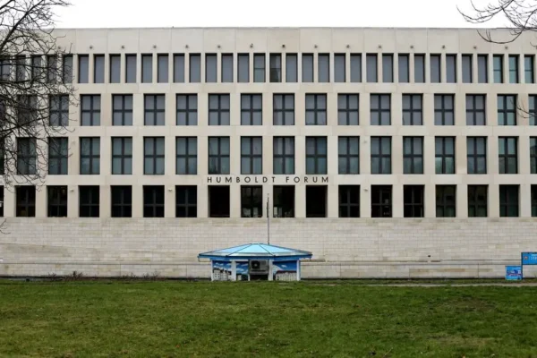 CKiS „Ziemowit” w Kruszwicy stawia na nowoczesność – infokiosk już przed budynkiem