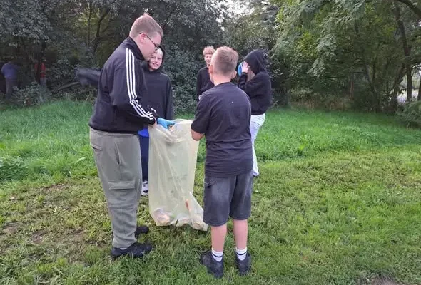 Uczniowie klas 1–8 wzięli udział w akcji „Sprzątanie Świata”