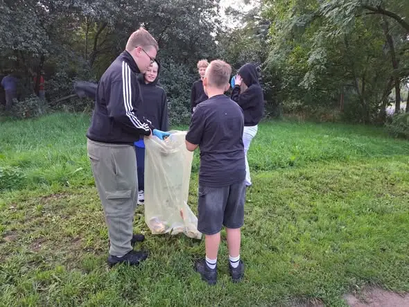 Uczniowie klas 1–8 wzięli udział w akcji „Sprzątanie Świata”