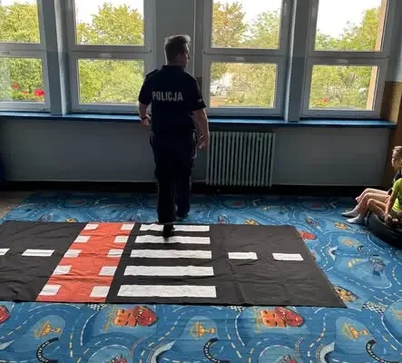 Policjant odwiedził uczniów klas I–III. Lekcja o bezpiecznej drodze do szkoły