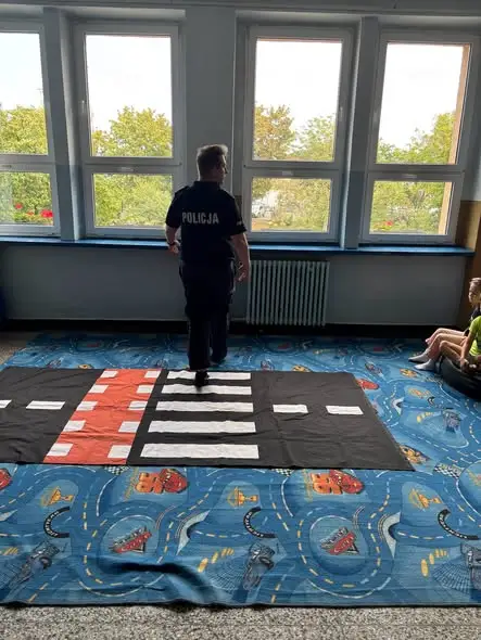 Policjant odwiedził uczniów klas I–III. Lekcja o bezpiecznej drodze do szkoły
