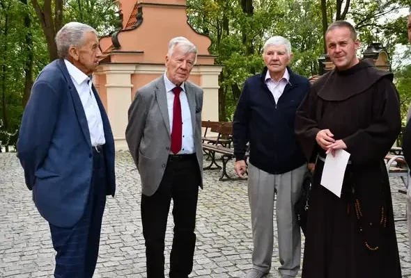 Prof. Jan Miodek w Pakości – język polski z humorem i uśmiechem