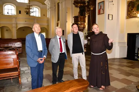 Prof. Jan Miodek w Pakości – język polski z humorem i uśmiechem