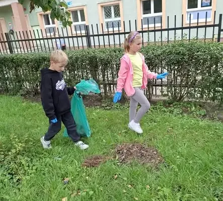 Uczniowie klas 1-3 posprzątali okolicę szkoły w ramach akcji „Sprzątanie Świata”
