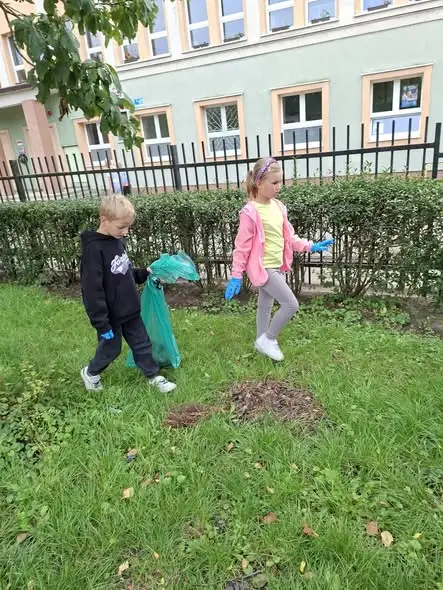Uczniowie klas 1-3 posprzątali okolicę szkoły w ramach akcji „Sprzątanie Świata”