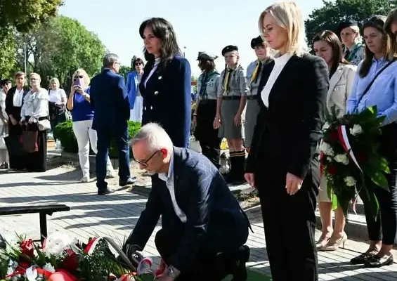 Znak pamięci „Tobie Polsko” na grobie weterana powstań