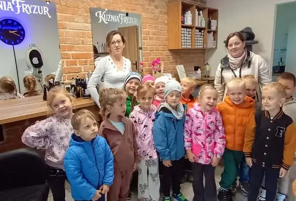 Przedszkolaki z wizytą w salonie fryzjerskim – Dzień Fryzjera w Kuźni Fryzur