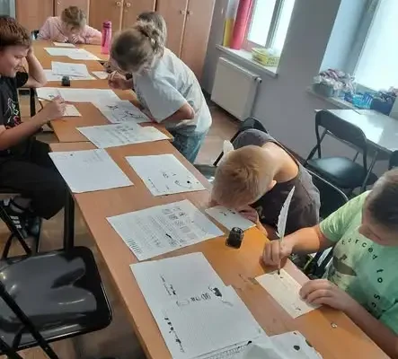 Uczniowie z Inowrocławia poznali tajniki kaligrafii w muzeum Jana Kasprowicza