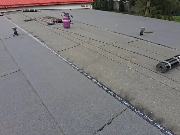 Remont dachu w szkole w Jaksicach – nowa papa i wymiana kominów wentylacyjnych
