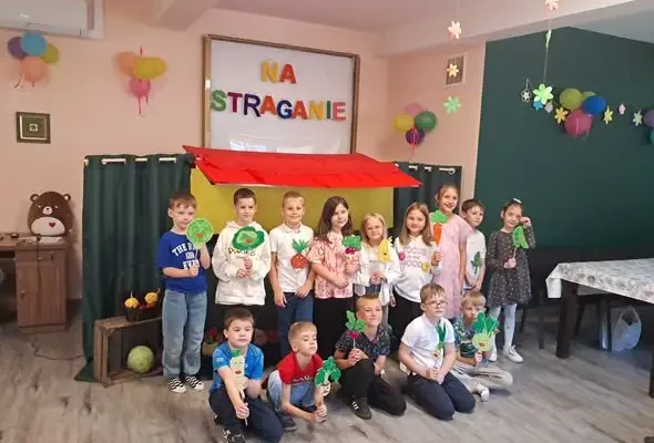 Pierwszoklasiści z Gniewkowa na teatralnym spotkaniu w Klubie Seniora