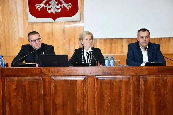 Pakość: zakaz hulajnóg elektrycznych na obiektach sportowych i zmiany w budżecie gminy