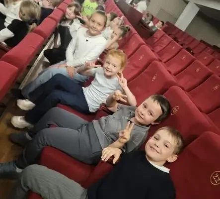 Pierwszoklasiści w Teatrze Miejskim na ekologicznym spektaklu „Leśna sensacja”