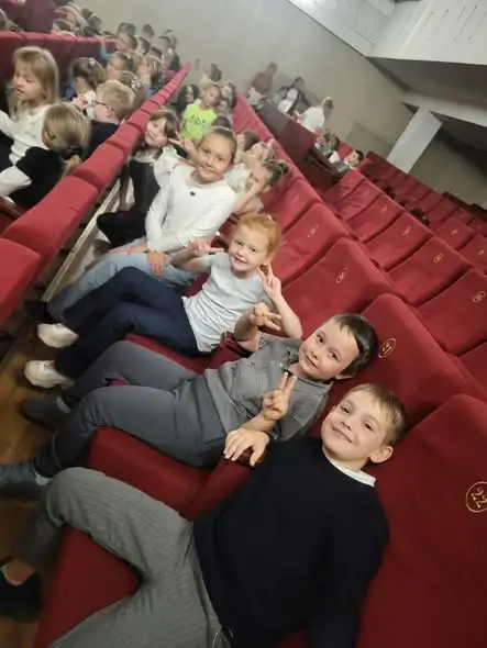 Pierwszoklasiści w Teatrze Miejskim na ekologicznym spektaklu „Leśna sensacja”