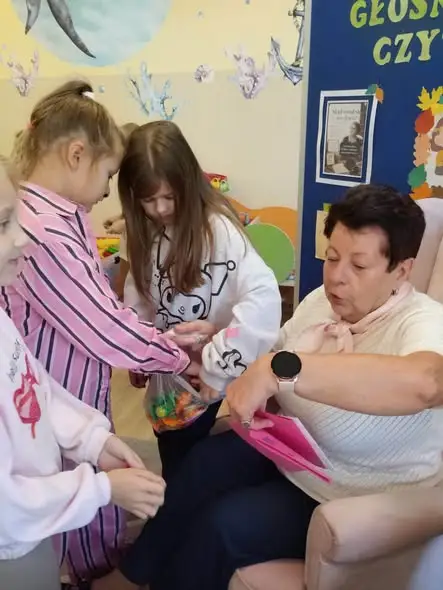 Dzień Głośnego Czytania w szkole – książki łączą pokolenia