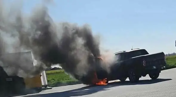Pożar samochodu na stacji paliw w Rybitwach. Interweniowali strażacy z OSP Pakosć