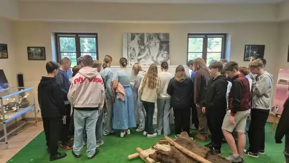 Uczniowie z Pakości odkrywali lokalne tradycje na wystawie „Zaprzęgiem na saniach w zaświaty”
