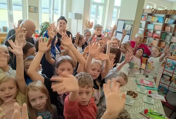 Dzień Głośnego Czytania w pakoskiej szkole – seniorzy czytali dzieciom