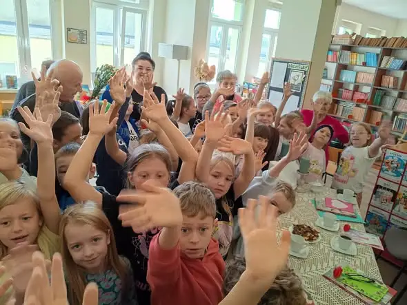 Dzień Głośnego Czytania w pakoskiej szkole – seniorzy czytali dzieciom