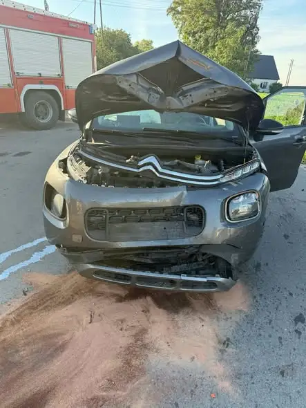 Zderzenie dwóch aut w Gocanowie. Na miejscu działały cztery zastępy straży pożarnej