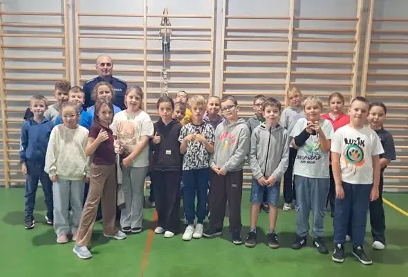 Policjant uczył dzieci z Gniewkowa, jak bezpiecznie iść do szkoły