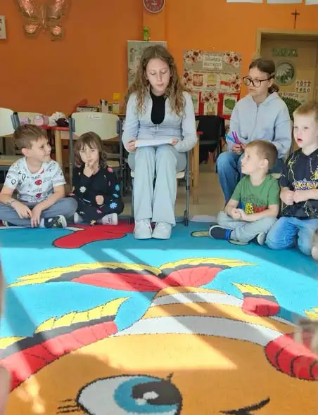 „Słowa mają moc” – wspólne czytanie i budowanie relacji w Dąbrowie Biskupiej