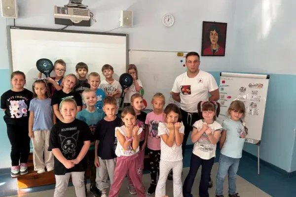 Trener boksu odwiedził uczniów klas 1-3 i zaprosił na zajęcia