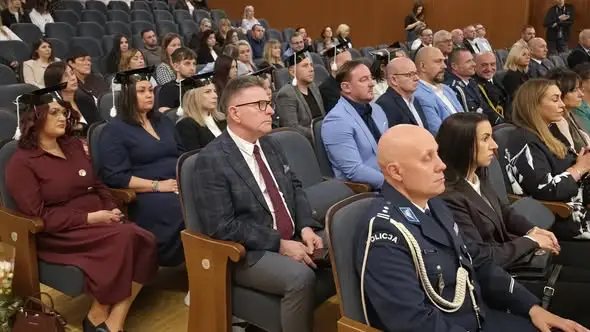 Inauguracja roku akademickiego 2026/2027 w WSP Inowrocław. Absolwenci pielęgniarstwa odebrali gratulacje