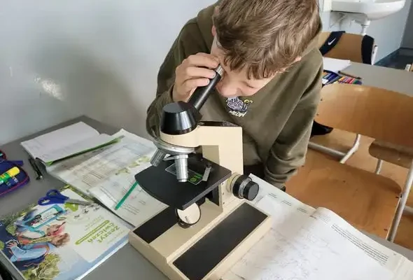Młodzi badacze w akcji – czwartoklasiści odkrywali świat pod mikroskopem