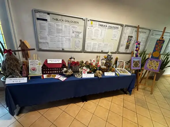 Sztuka, która leczy – wystawa prac uczestników ŚDS w gniewkowskim ratuszu