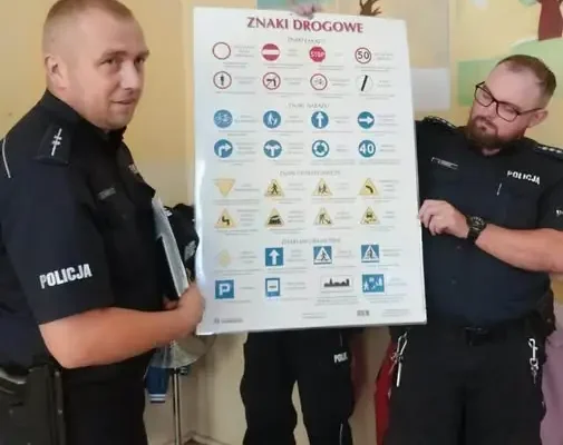 Pierwszoklasiści uczyli się bezpiecznie chodzić do szkoły