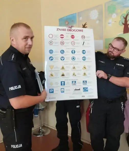 Pierwszoklasiści uczyli się bezpiecznie chodzić do szkoły