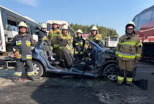 Szkolenie z ratownictwa technicznego w Chlewiskach – druhowie ćwiczyli uwalnianie poszkodowanych z rozbitych pojazdów
