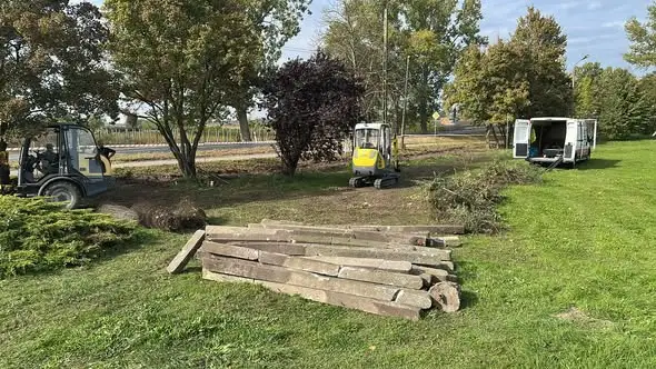Nowe ogrodzenie i piłkochwyty na boisku w Jaksicach