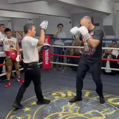 Trening Karola Nawrockiego z Mannym Pacquiao. Boks uczy charakteru