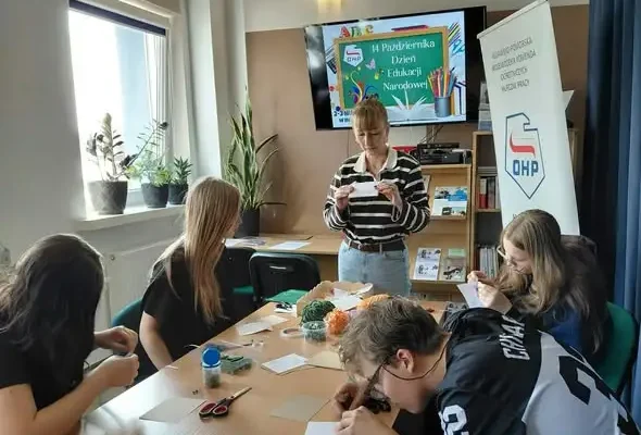 Inowrocławska młodzież pisze listy i szykuje życzenia dla nauczycieli