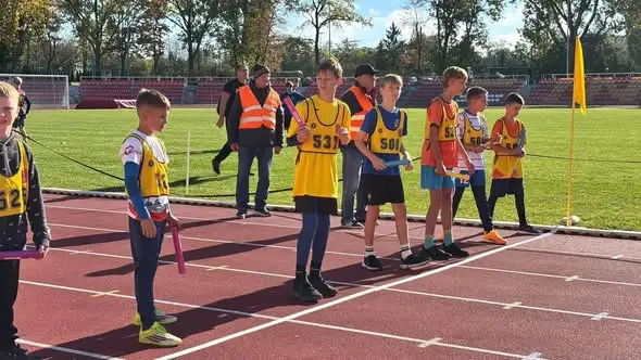 Sztafety szkół podstawowych rywalizowały na stadionie w Inowrocławiu