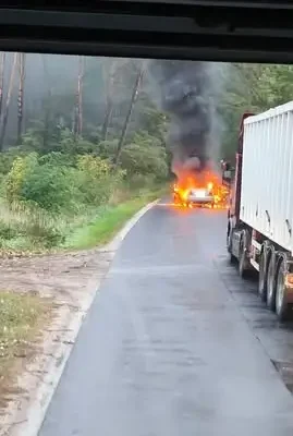 Pożar samochodu osobowego w Wolanach — akcja trzech zastępów straży pożarnej