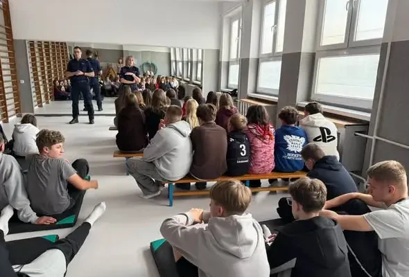 Uczniowie z Inowrocławia uczyli się, jak bezpiecznie poruszać się w sieci i w życiu