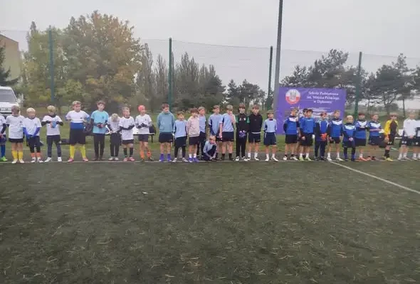 Młodzi piłkarze z naszej szkoły zagrali w ćwierćfinale wojewódzkim w Dąbrowie