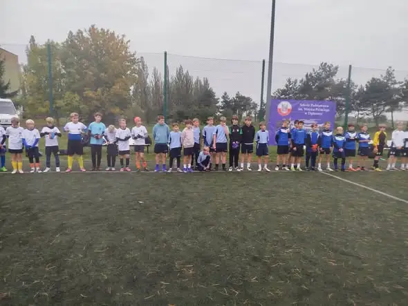 Młodzi piłkarze z naszej szkoły zagrali w ćwierćfinale wojewódzkim w Dąbrowie