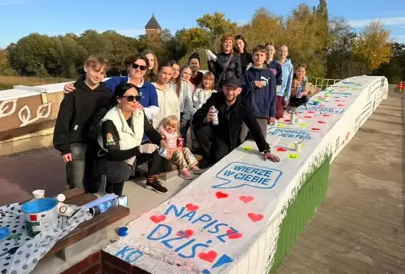 Mural z dobrymi słowami w Kruszwicy – młodzież przypomina, że słowa mają moc