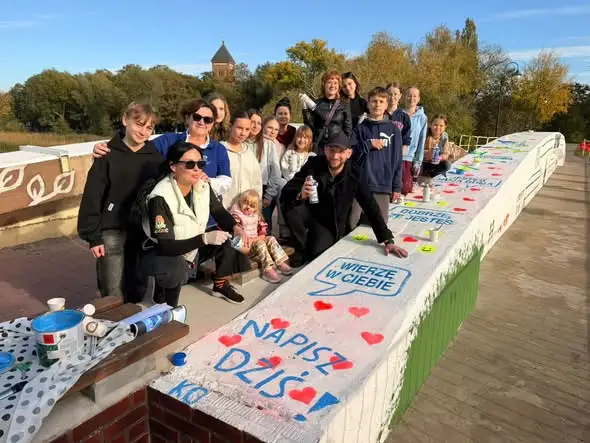 Mural z dobrymi słowami w Kruszwicy – młodzież przypomina, że słowa mają moc