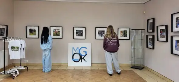 Klasa 7a z Janikowa na wystawie fotografii absolwentki szkoły
