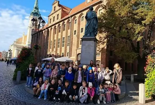 Drugoklasiści z SP nr 14 w Toruniu – teatr, Rynek i legenda o flisaku