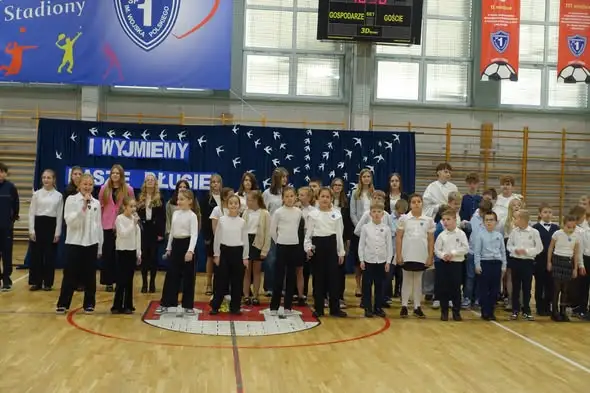 Młodzi twórcy z Gniewkowa za obiektywem – pierwsze materiały na Dzień Nauczyciela