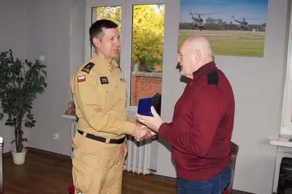 Strażacy z Inowrocławia spotkali się z żołnierzami. Był medal i rozmowy o bezpieczeństwie