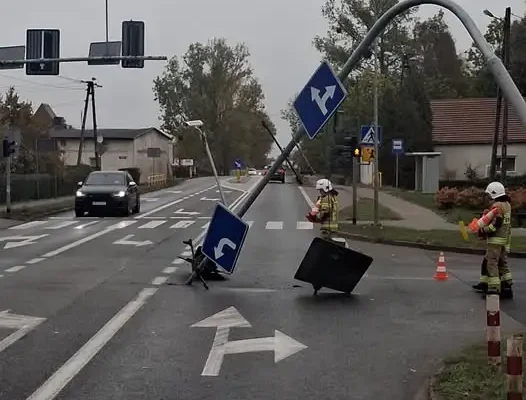 Uszkodzona sygnalizacja świetlna na DK25 w Jaksicach – akcja strażaków