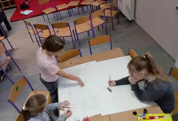 Świetlica szkolna jak nowa – jesienne prace dzieci i remont, który odmienił przestrzeń