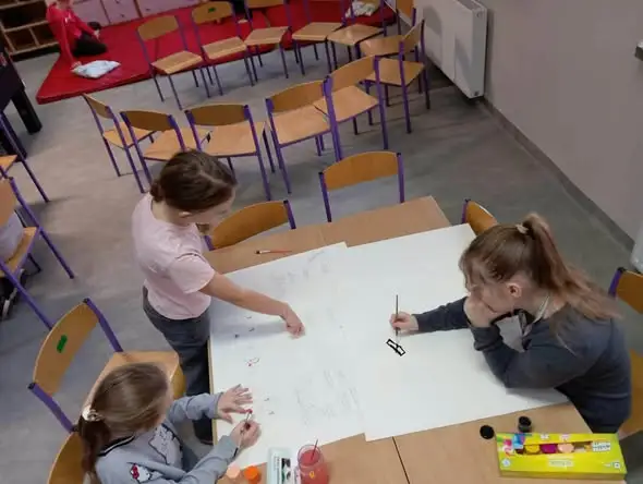 Świetlica szkolna jak nowa – jesienne prace dzieci i remont, który odmienił przestrzeń