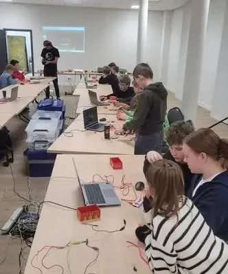 Klub Cyfrowych Możliwości w Ziemowicie – warsztaty dla uczniów klas IV–VIII